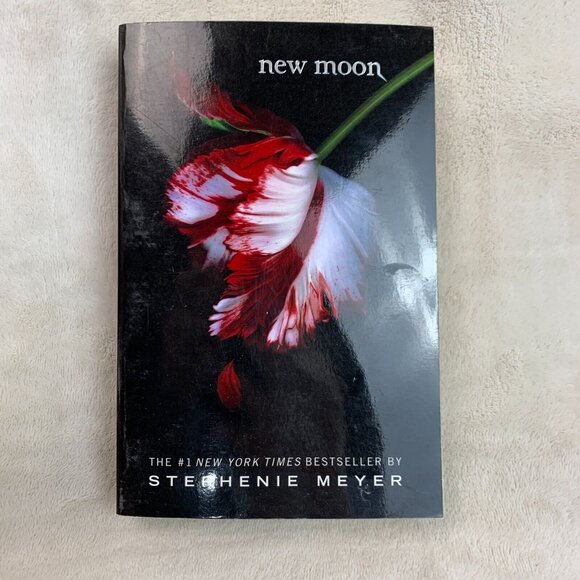New Moon (Twilight) Paperback By Stephenie Meyer - Picture 1 of 3